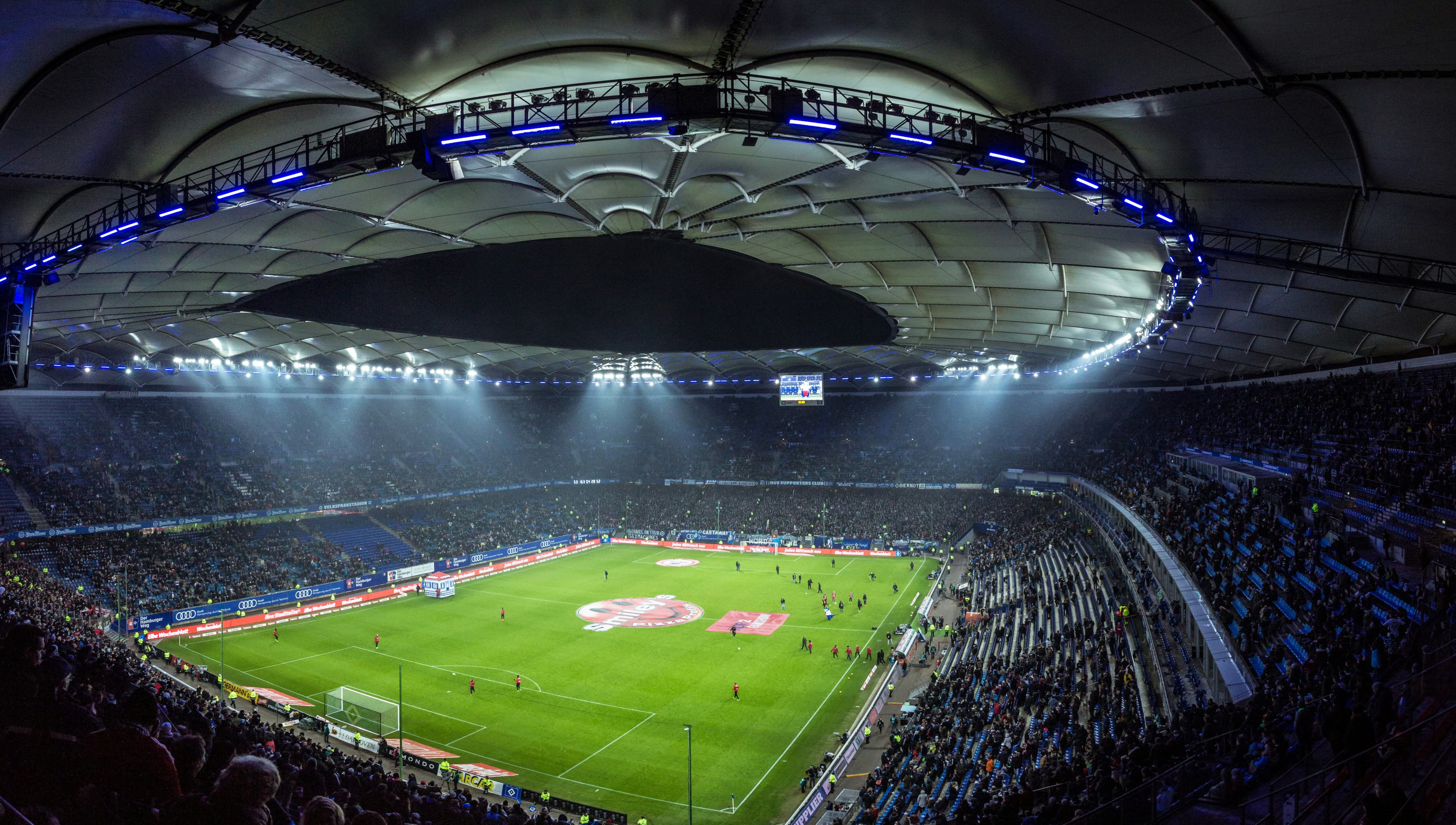 Verlicht voetbalstadion tijdens een avondwedstrijd